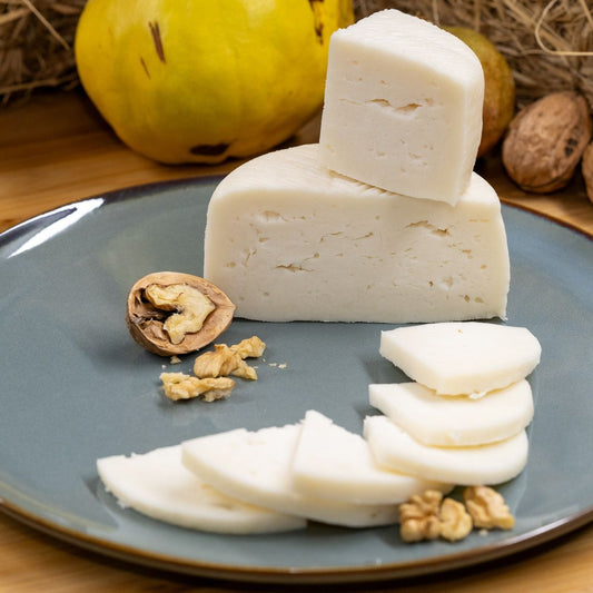 Queso de cabra semicurado ecológico en plato azul con nueces